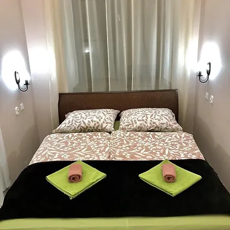 尤米缇旅舍 *